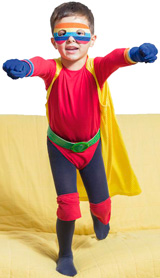 Niño disfrazado de superhéroe Robin hecho con rollos de tela no tejida