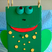 Bolsa verde hecha con cartón corrugado ondulado verde y cartulina