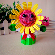 Flor hecha con cartón corrugado ondulado amarillo, rosa y verde