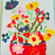 Brillante jarrón con flores de papel charol de colores