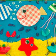 Mural de fondo marino con peces de papel charol de colores