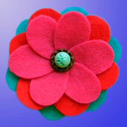 Con las láminas de fieltro se pueden crear todo tipo de adornos y decoración, como esta flor roja, rosa y verde
