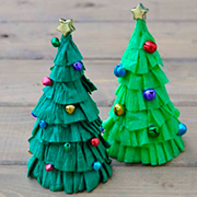 Árboles de Navidad realizados con papel pinocho o crespón