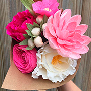 Ramo de flores artificial para decoración de boda realizado con papel pinocho o crespón