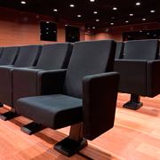 Butacas negras abatibles para auditorios o salas de cine Audit Actiu
