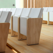 Butacas blancas para auditorio con lateral de madera Audit Actiu