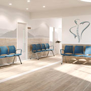 Bancada para sala de espera de clínica Spacio Actiu con brazos en color azul