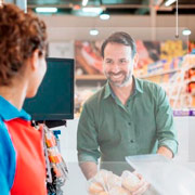 Panel suspendido de metacrilato transparente contagio aéreo de virus como el COVID-19 en las cajas de los supermercados