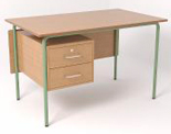 Medidas de mesa escolar tipo pupitre con estructura negra y superfice en beige crema