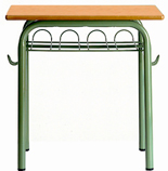 Mesa escolar tipo pupitre con estructura y bandeja verde y superfice en madera de haya lacada