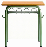 Mesa escolar tipo pupitre con estructura y bandeja verde y superfice en madera de haya lacada