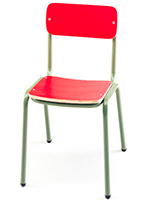 Silla escolar con asiento y respaldo de madera en rojo y estructura metálica de acero en verde