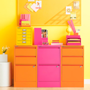 Archivadores para carpetas colgantes en colores cálidos: naranja, rosa y amarillo