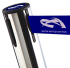 Postes separadores con cinta retráctil AENA para delimitar espacios en aeropuertos