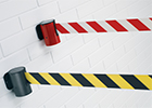 Cintas extensibles retráctiles de pared en rojo y blanco o negro y amarillo