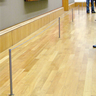 Poste separador Gallery Solid anclado a suelo de madera