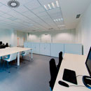 Armario modular Actiu blanco para achivo de oficina en sala de reunión