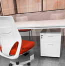 Cajonera de madera en blanco combinada con silla naranja para oficina