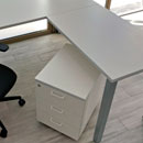 Cajonera de madera en blanco combinada con silla Stay y mesa Vital