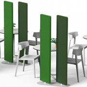 Divisoria de paneles en tonos verdes claros y oscuros para separar zonas en locales de hostelería como cafeterías