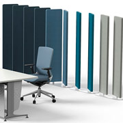 Divisoria de paneles en tonos azul y gris para separar mostrador de zona de trabajo