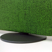 Divisoria de sobremesa foamizada y tapizada en verde oscuro con soporte negro para mesa de oficina