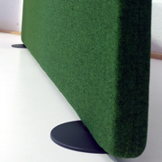 Separador de sobremesa foamizada y tapizada en verde abeto con loseta negra móvil de apoyo para escritorio de oficina