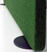 Divisoria tapizada y foamizada en tela de Trevira verde oscuro Melange con soporte de disco de acero negro