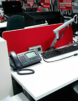 Separador de madera tapizado en rojo para escritorio de oficina Actiu
