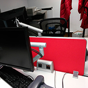 Divisoria de sobremesa para escritorio tapizada en color rojo