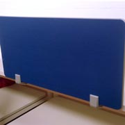 Divisoria de sobremesa de metacrilato para escritorio de oficina tapizada en azul