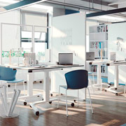 Mampara alta con soporte de aluminio y superficie pintable para reconfigurar entornos de trabajo creativos como estudios de diseño
