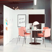 Mampara alta con soporte de aluminio y superficie pintable para separar nuevos espacios como salas de reunión
