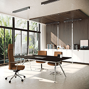 Mesa de oficina de diseño Arkitek para atender clientes en sillas confidente