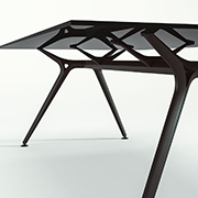 Estructura negra y tablero negro de la mesa de diseño Arkitek de Actiu