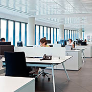 Mesa de diseño para call center Arkitek de Actiu