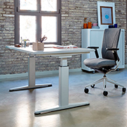 Mesa de oficina con estructura elevable de forma manual Mobility de Actiu