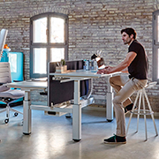 Mesa de oficina elevable para trabajos creativos y de oficina Mobility de Actiu