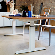 Mesa de oficina con tablero elevable Mobility de Actiu