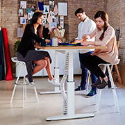 Mesa de oficina elevable para trabajos de diseño y arquitectura Mobility de Actiu