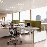 Zona de trabajo con mesas elevables en altura Mobility de Actiu