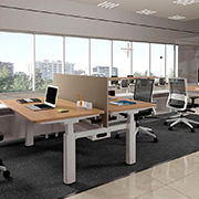 Oficina con mesas elevables en altura Mobility de Actiu