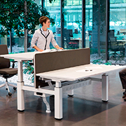 Dos alturas de trabajo con mesas elevables Mobility de Actiu
