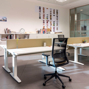 Despacho de arquitectos con mesas elevables en altura Mobility de Actiu