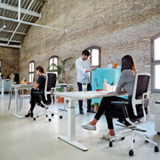 Mesa de oficina elevable para trabajos de diseño y arquitectura Mobility de Actiu