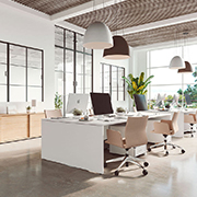 Mesa de despacho Ofimat Plus con sillas Actiu