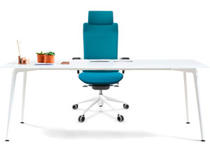 Mesa Twist recta de trabajo en color blanco con patas de diseño