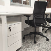 Mesa Vital de Actiu en oficina con estructura de pata cuadrada y metálica blanca