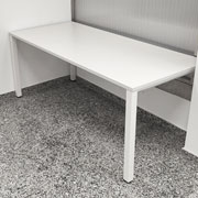 Mesa Vital de Actiu en oficina con estructura de pata cuadrada y metálica blanca