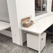 Mesa Vital de Actiu en oficina con estructura de pata cuadrada y metálica blanca